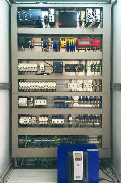 Control cabinet for energy management and battery control system – featuring a controller, safety components and SiteManager.