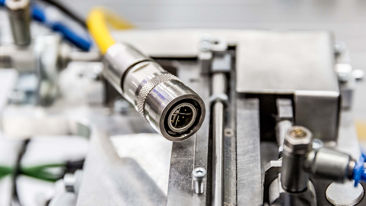Circular connectors use different coding to carry out their power supply or data interface tasks. While the classic variant has a screw cap, HARTING has configured its M12 connectors with a more modern and fast PushPull locking mechanism.