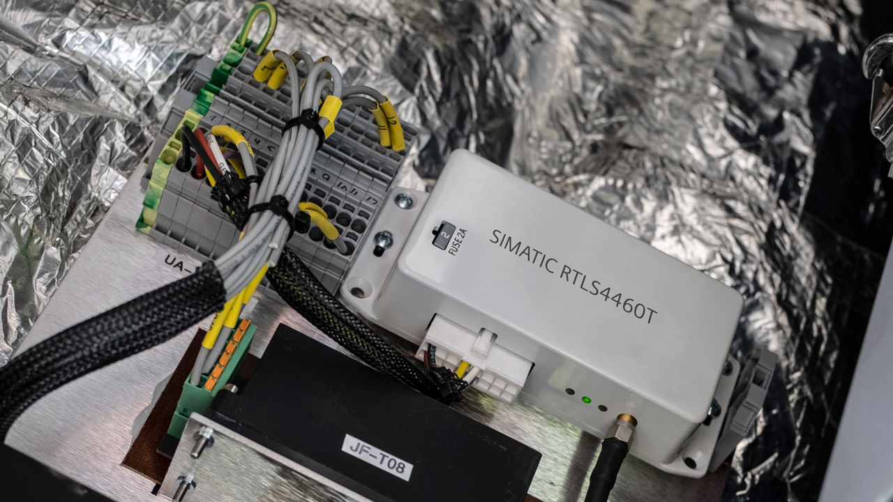 The RTLS transponders also transmit other information from the vehicles (direction of travel, coupling status). 