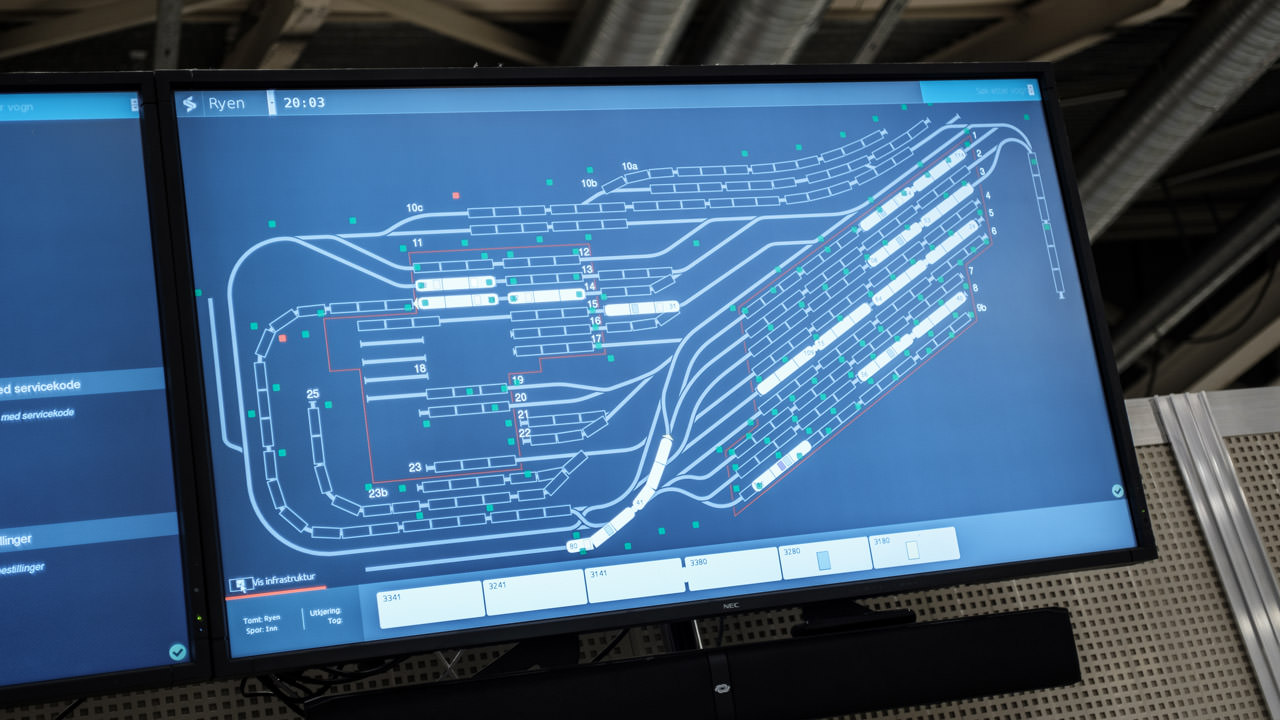 On large displays, employees can retrieve all the data for each vehicle – including the current location in the sprawling depots. 