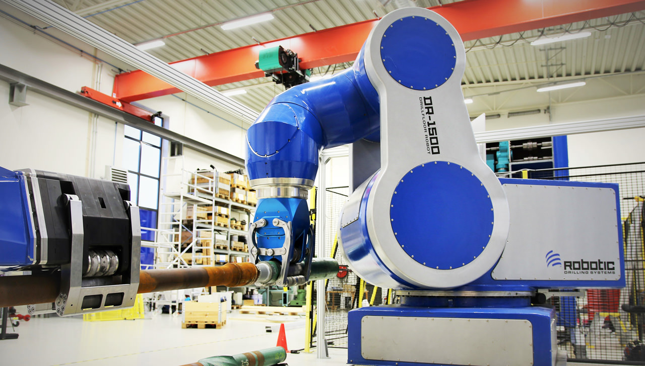 Multi-axial drill floor robot designed for handling pipes and drill heads.