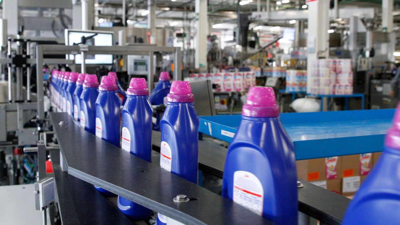 Focus on quality: network components supplied via PoE – such as Scalance W IWLAN access points or HD cameras – greatly simplify complete tracking and continuous quality control. High-performance uplinks of the higher-level PoE switches with data rates of up to 10 Gbps avoid data bottlenecks.