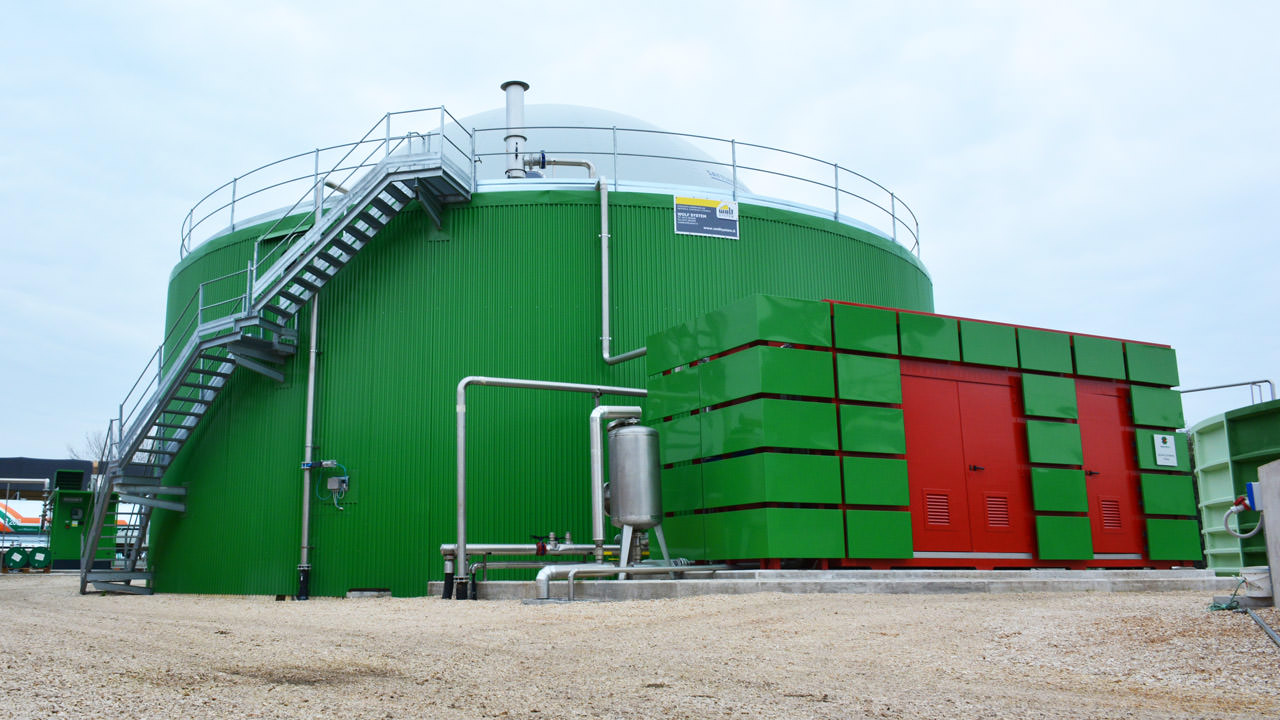 Roana has invested in a biomass plant that utilises livestock manure and other organic waste to generate energy. Now that the biomass power plant and its network infrastructure are operational, Roana can produce 2,400 kWh of electric energy every day.