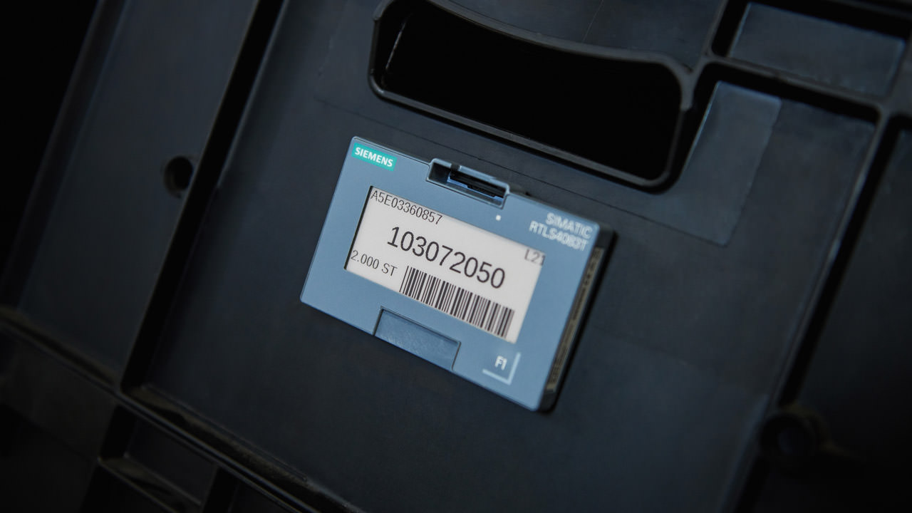 In the future, each material box will be equipped with a SIMATIC RTLS transponder. The display enables a dynamic dialogue between IT systems and employees.