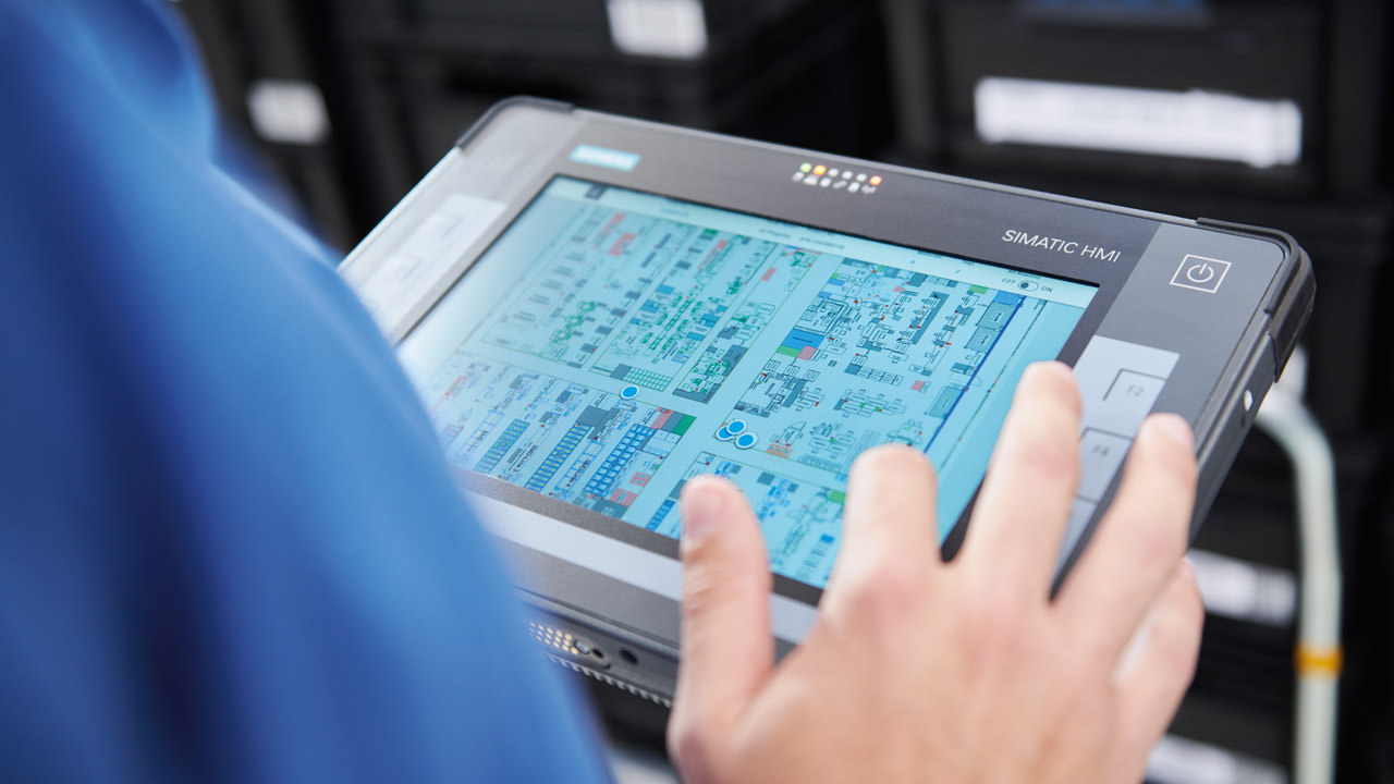 Location Intelligence forms real information from the coordinates for the production specialists, if needed also on mobile devices such as the SIMATIC ITP1000.