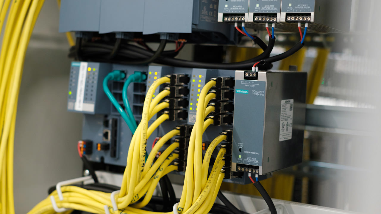 The RTLS gateways are connected to the servers via a separate network using SCALANCE X PoE switches.