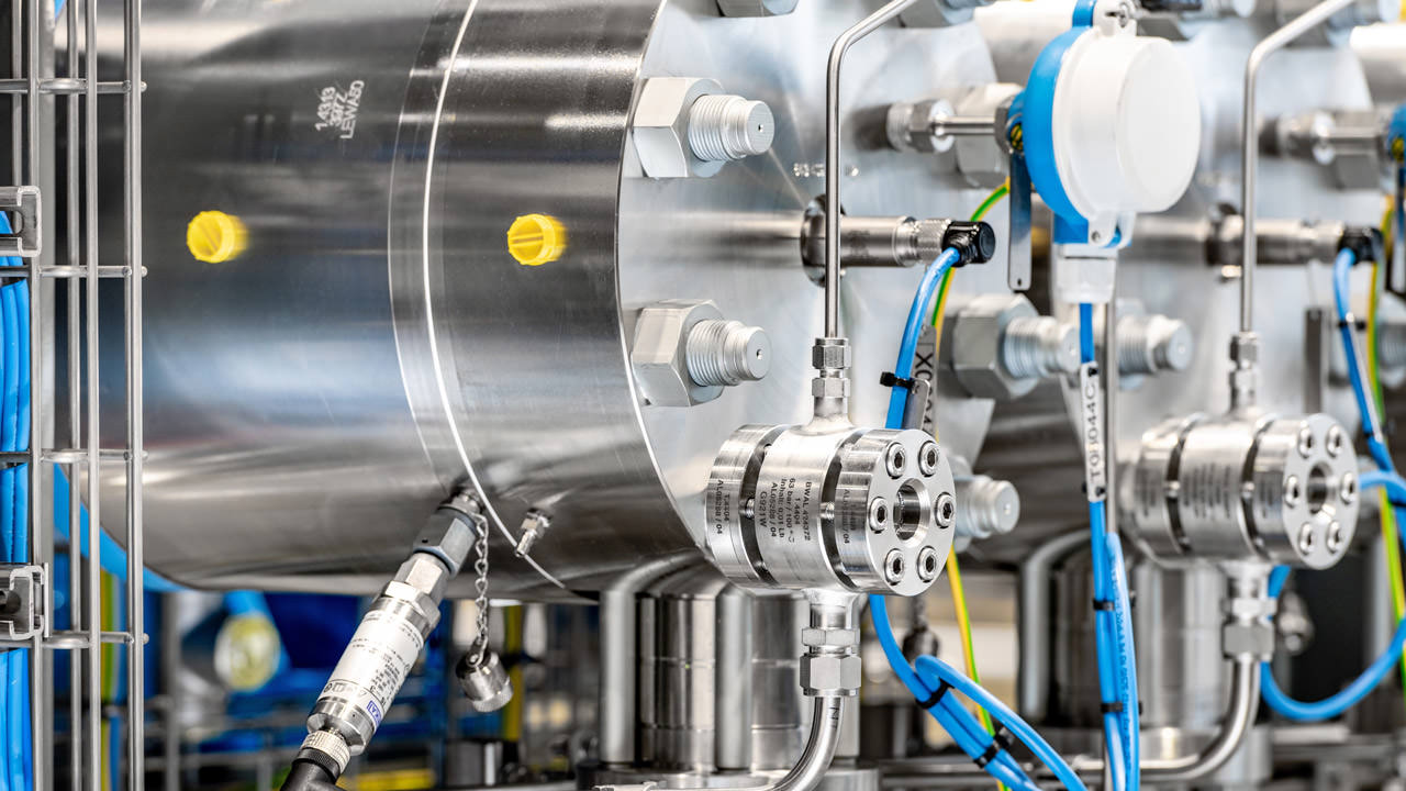 The measured values come from a structure-borne sound transmitter located on the pump body, a pressure transmitter connected to a pressure measuring bore, and a rotary encoder adapted either directly via the crank shaft or the engine. Here you can see the pressure transmitter.