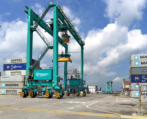 Battery-Container ensure the onboard power supply to freely moving electric cranes. An IoT Edge Gateway connects the battery management system to the DATAEAGLE cloud to monitor the values 24/7.