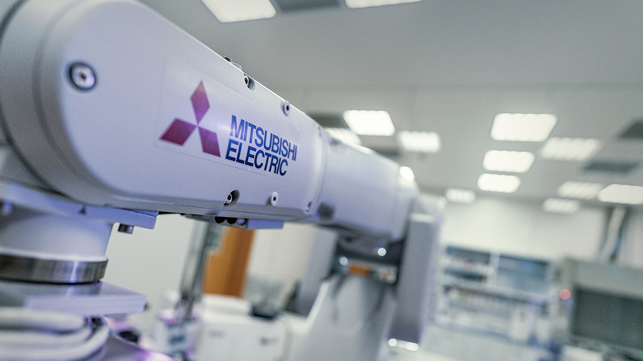 Mitsubishi Electric's industrial robot offers a long arm reach as well as an integrated set of robot-controlled tools for micro-scale test series on 96- and 384-well microassay plates.