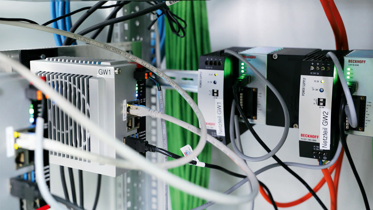 Ultra-compact C6030 Industrial PCs (left) – supplied via Beckhoff PS series power supplies (right) – play a central role as edge gateways.