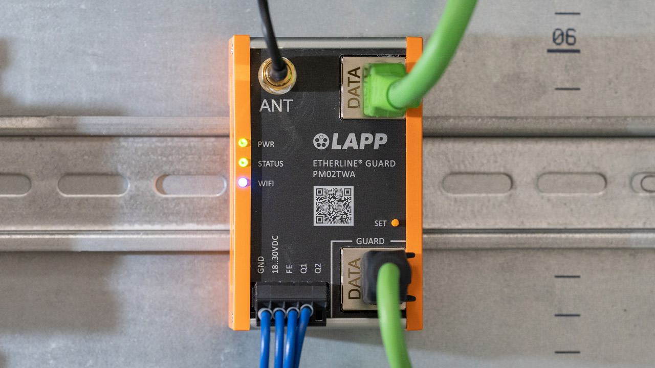 ETHERLINE GUARD is particularly suitable for data cables that are exposed to constant “stress”. This includes movement at high speed and acceleration, changing motion sequences, rotations with very high axial angles of rotation, short cycle times and small bending radii.