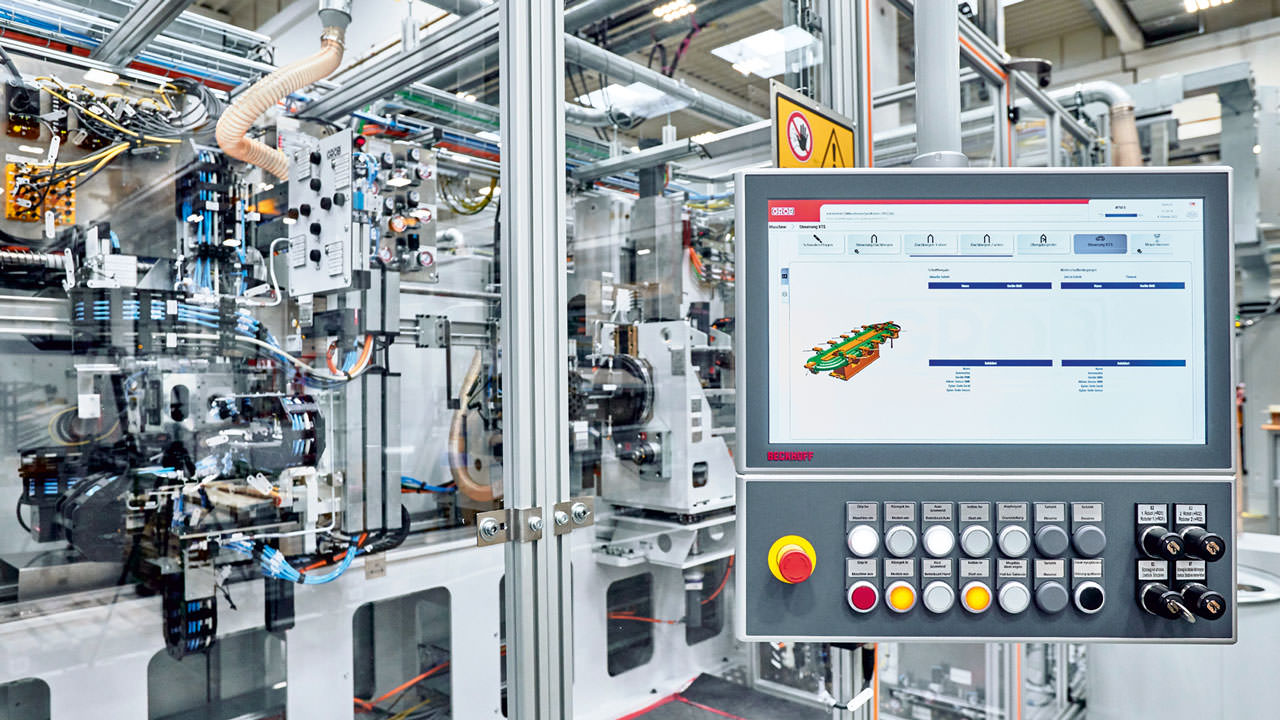 The CP3918 multi-touch Control Panel, together with a specific push-button extension and the convenient user interface created with TwinCAT HMI, enables optimum use of all machine functionalities.