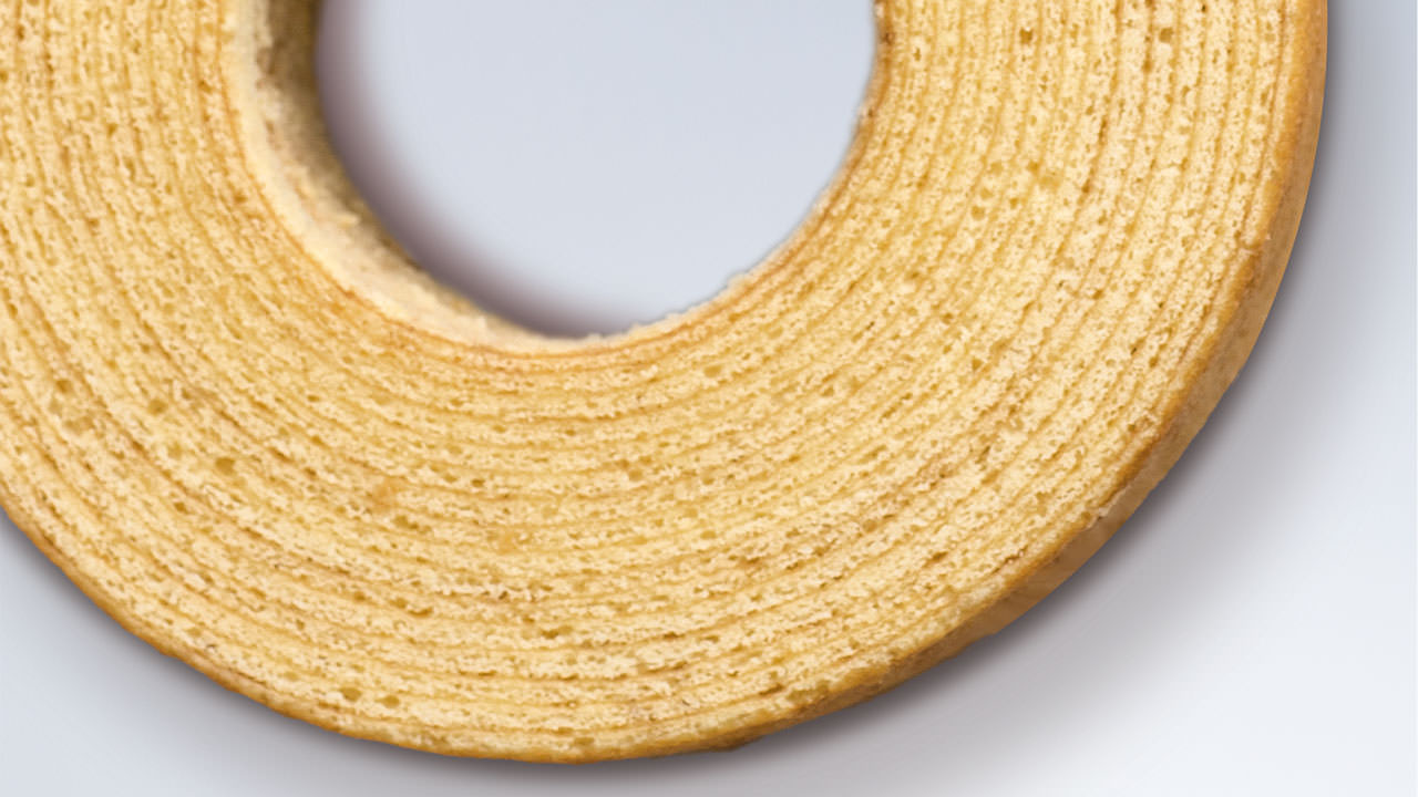 With PC-based control and AI support, Juchheim can offer pâtisserie-quality “Baumkuchen” layered cake at all its locations.