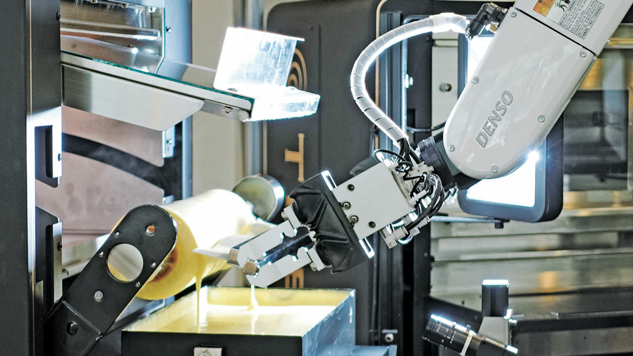 With PC-based control and AI support, Juchheim can offer pâtisserie-quality “Baumkuchen” layered cake at all its locations.