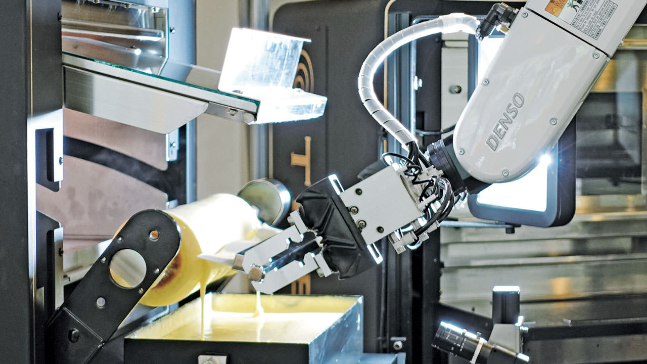 With PC-based control and AI support, Juchheim can offer pâtisserie-quality “Baumkuchen” layered cake at all its locations.