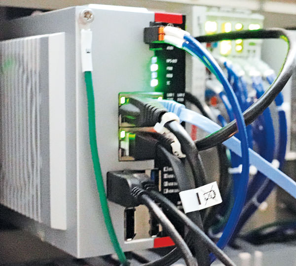 The precise skimming of the dough after applying a new layer of cake also needs to be "learned" via an AI inference.