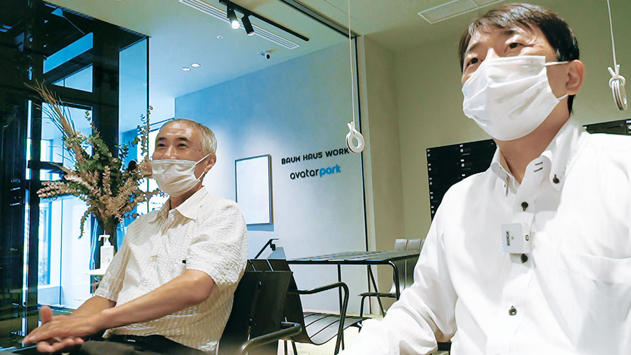 Mr. Yokoyama, a consultant at Juchheim (left), and Mr. Matsumoto, Managing Director of Juchheim's central plant, have used Beckhoff technology to cast their master pâtissier's expertise with Baumkuchen into software.