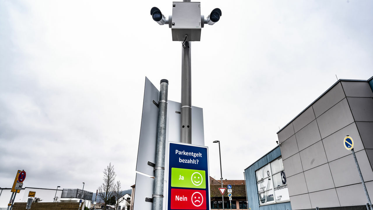 Instead, an algorithm captures the license plates of incoming vehicles via artificial intelligence and camera.