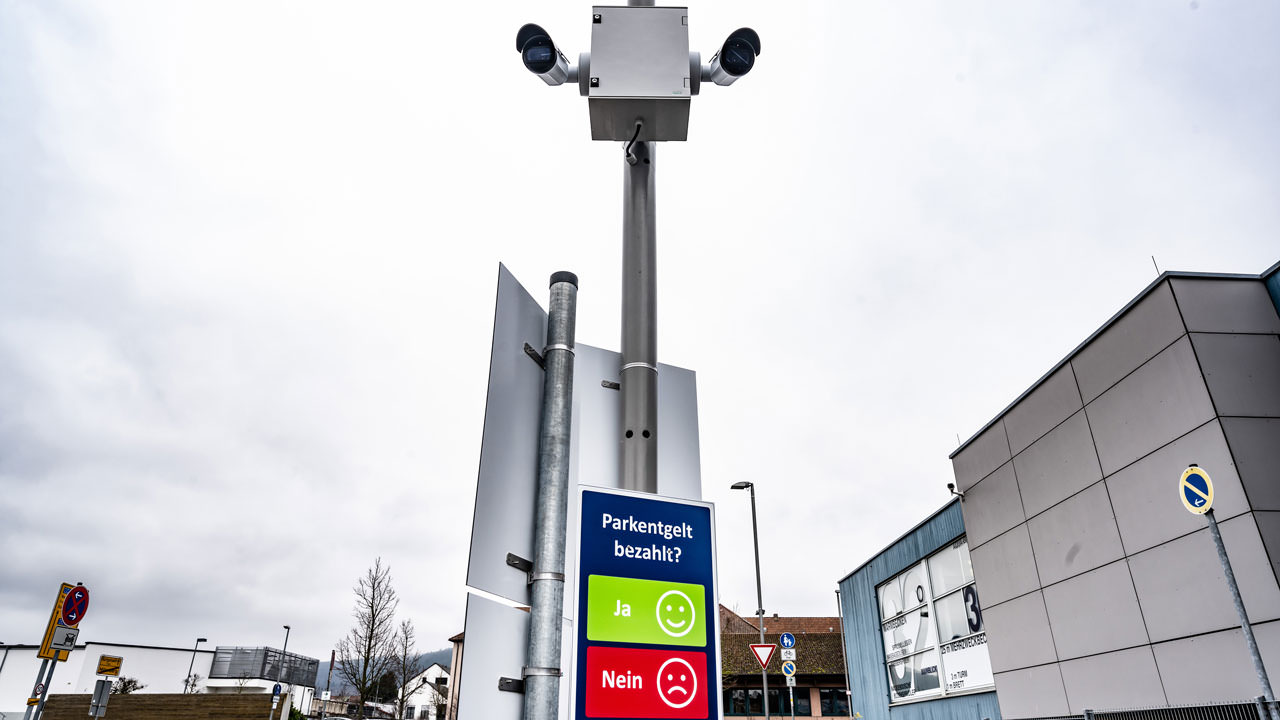 Instead, an algorithm captures the license plates of incoming vehicles via artificial intelligence and camera.