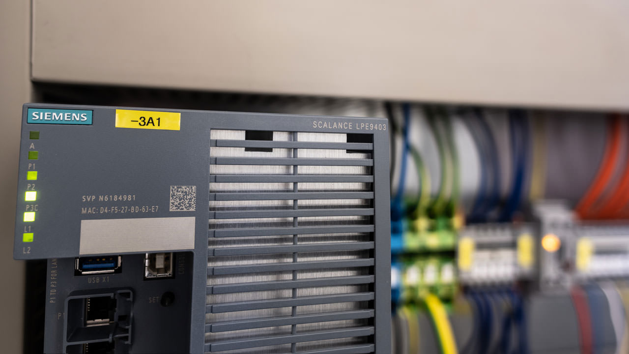 Scalance LPE safely transmits the data of the license plate detection via REST interface and forwards it to the automation level via OPC UA.