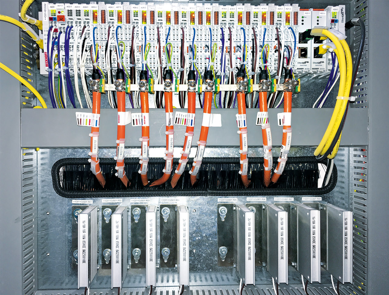 The EL72x1 servomotor terminals (top) and the compact ZB8110 brake resistors (bottom) make for a space-saving control cabinet design.