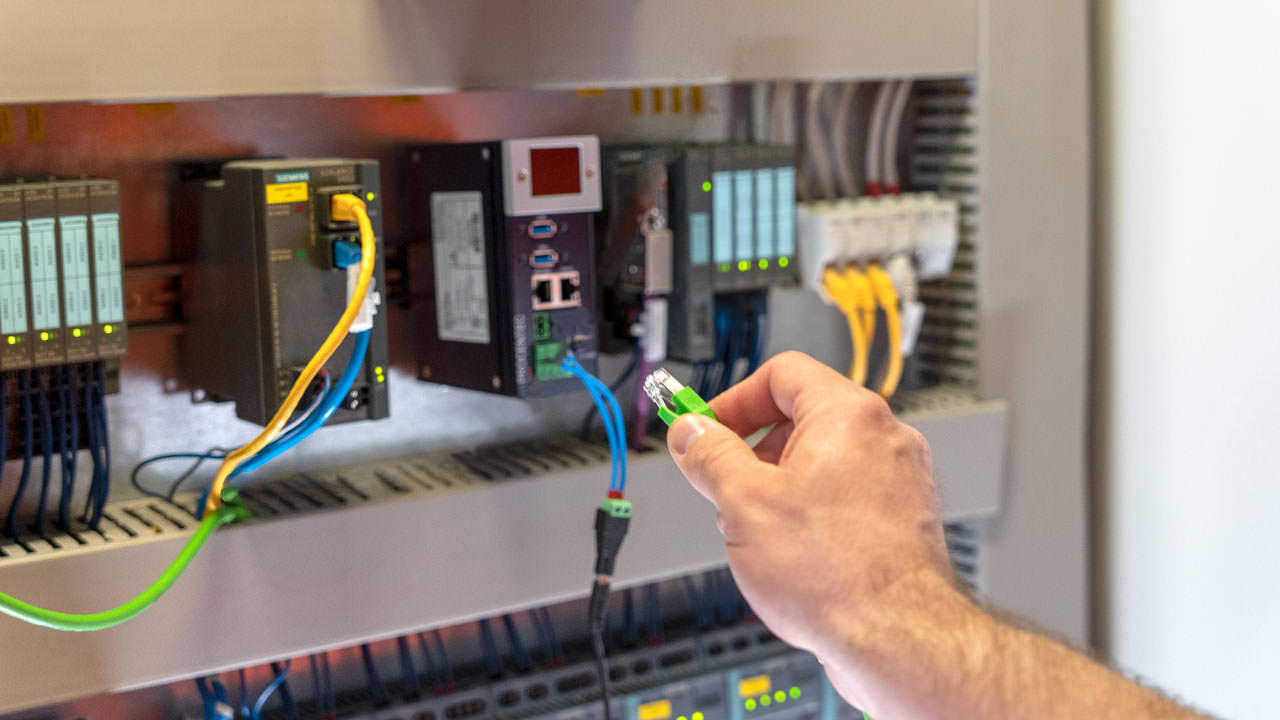 Machines often fail due to connection problems with connectors, cables and switches.