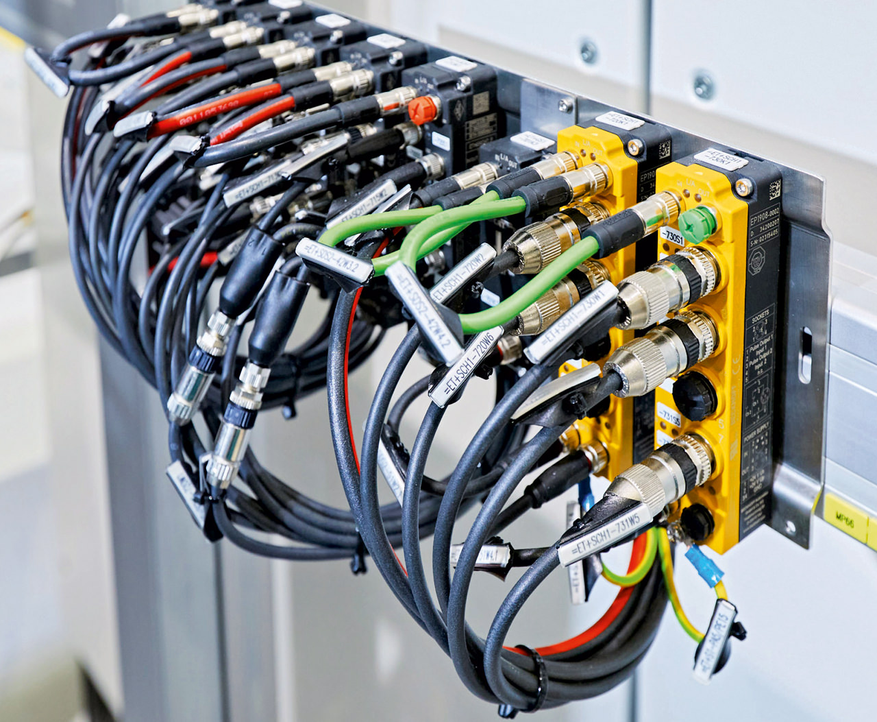 No need to pick one or the other: EtherCAT P and EtherCAT can be combined in the field. The IP67-rated EPP9001-0060 Box separates EtherCAT P into EtherCAT and power if required to allow the use of standard EP box modules.