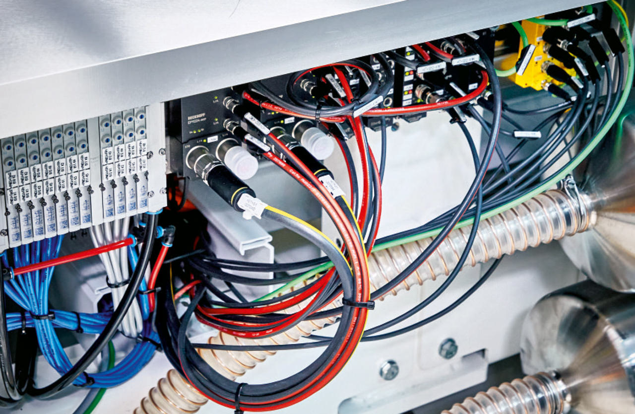 Another advantage of EtherCAT P is that the associated IP67 Fieldbus Box modules are so compact that they can be integrated directly into the machine bed. Pictured here in the background is the XTS transport system that connects the individual stations.