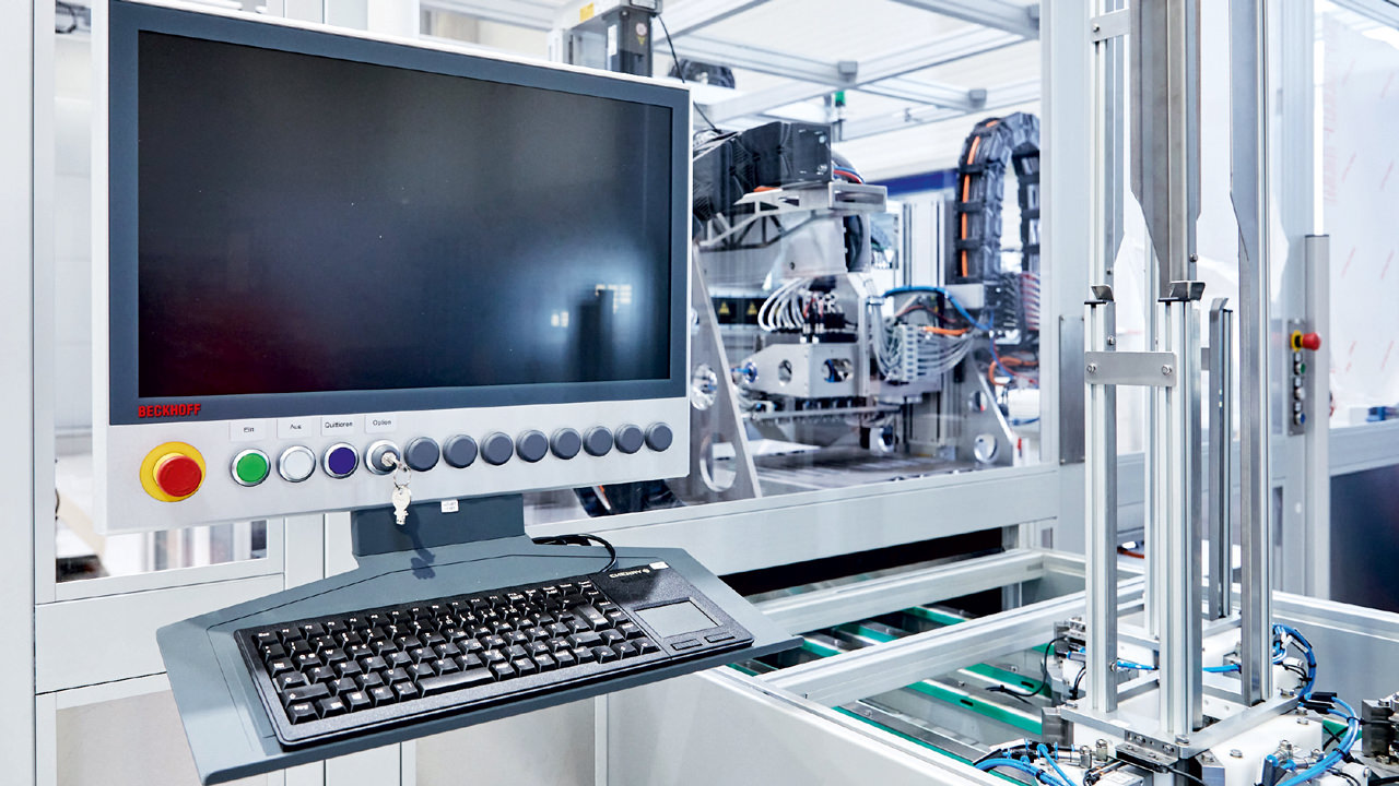 The customized CP3921 Control Panel in conjunction with PC-based control and TwinCAT HMI provides a user-friendly operator interface and short changeover times.