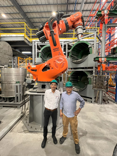 Ing. Giorgio Moreno of POK (right) and Ing. Miguel Cuevas of IC22 (left).