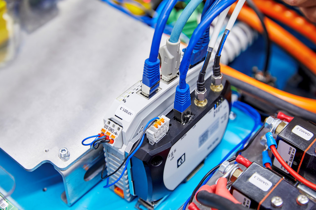 The FL WLAN 1010 wireless module in the AGV, mounted directly on the vehicle chassis or a DIN rail, has two antenna inputs for improved wireless quality.