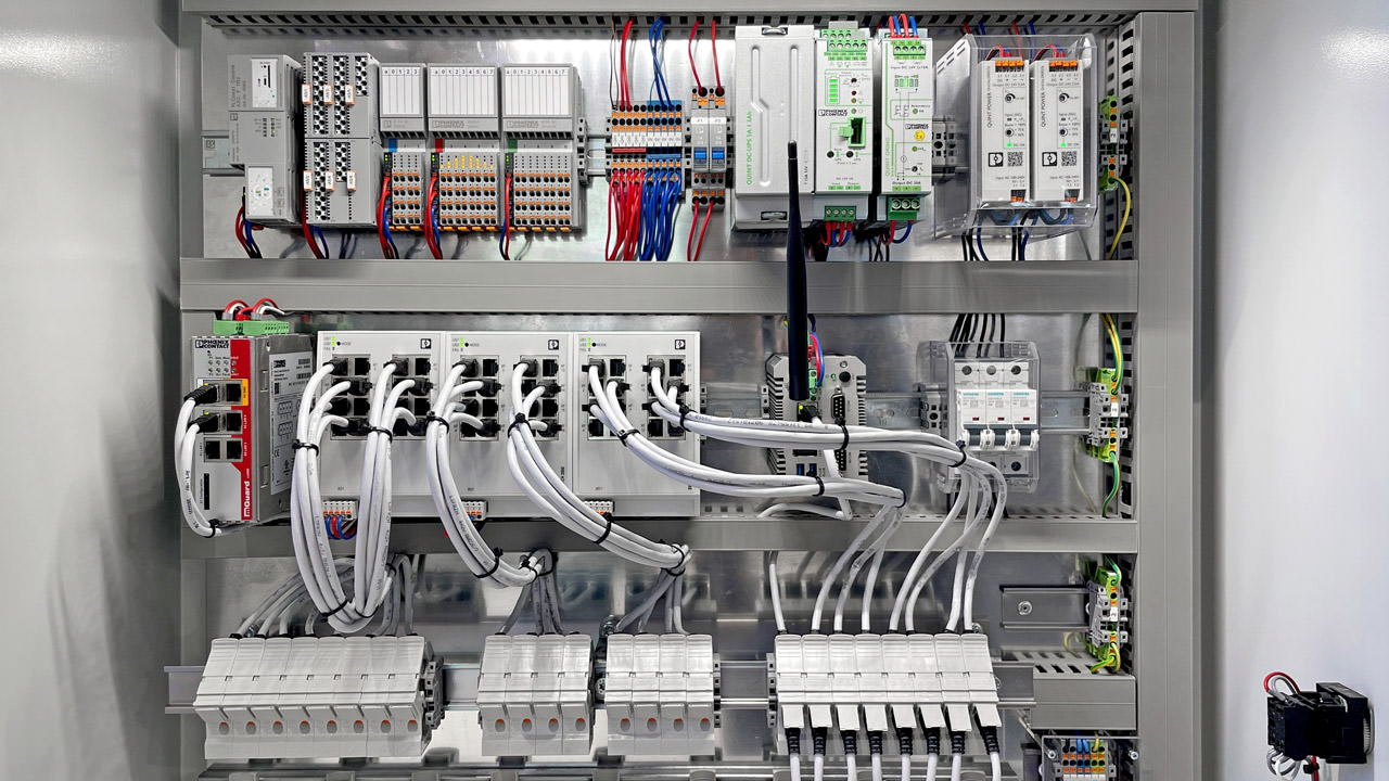 The edge device sorts large volumes of data without major delays and close to the point of origin.