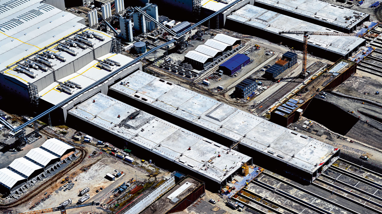 A total of 79 gigantic standard tunnel elements are being concreted on five lines in Rødbyhavn on Lolland in Denmark. Each element is around 220 m long and 43 m wide and weighs over 73,000 tons.