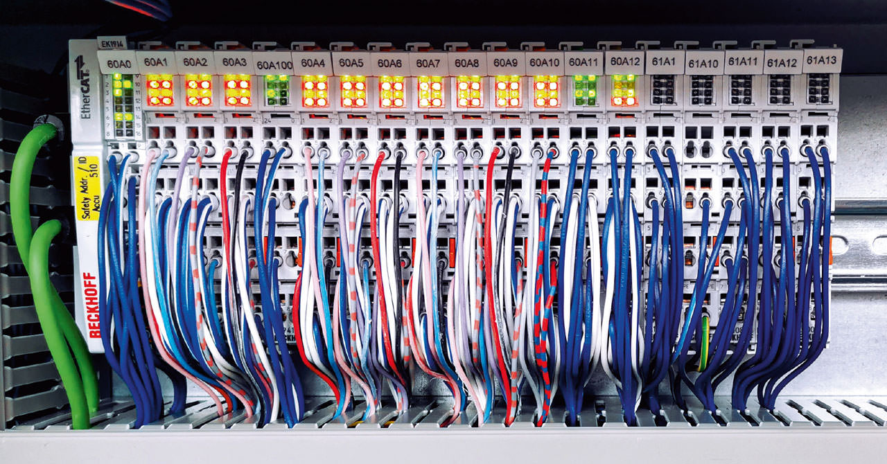 Distributed across more than 100 control cabinets, over 1,000 EtherCAT Terminals record the forces and pressures on the presses, accumulators, and hydraulic units.