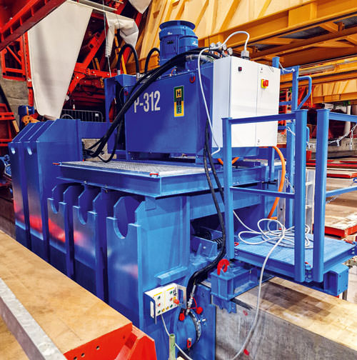 Six of these pushers, each with two cylinders, push the tunnel segments evenly over several hundred meters through a narrow gate into the dry dock during continuous production.