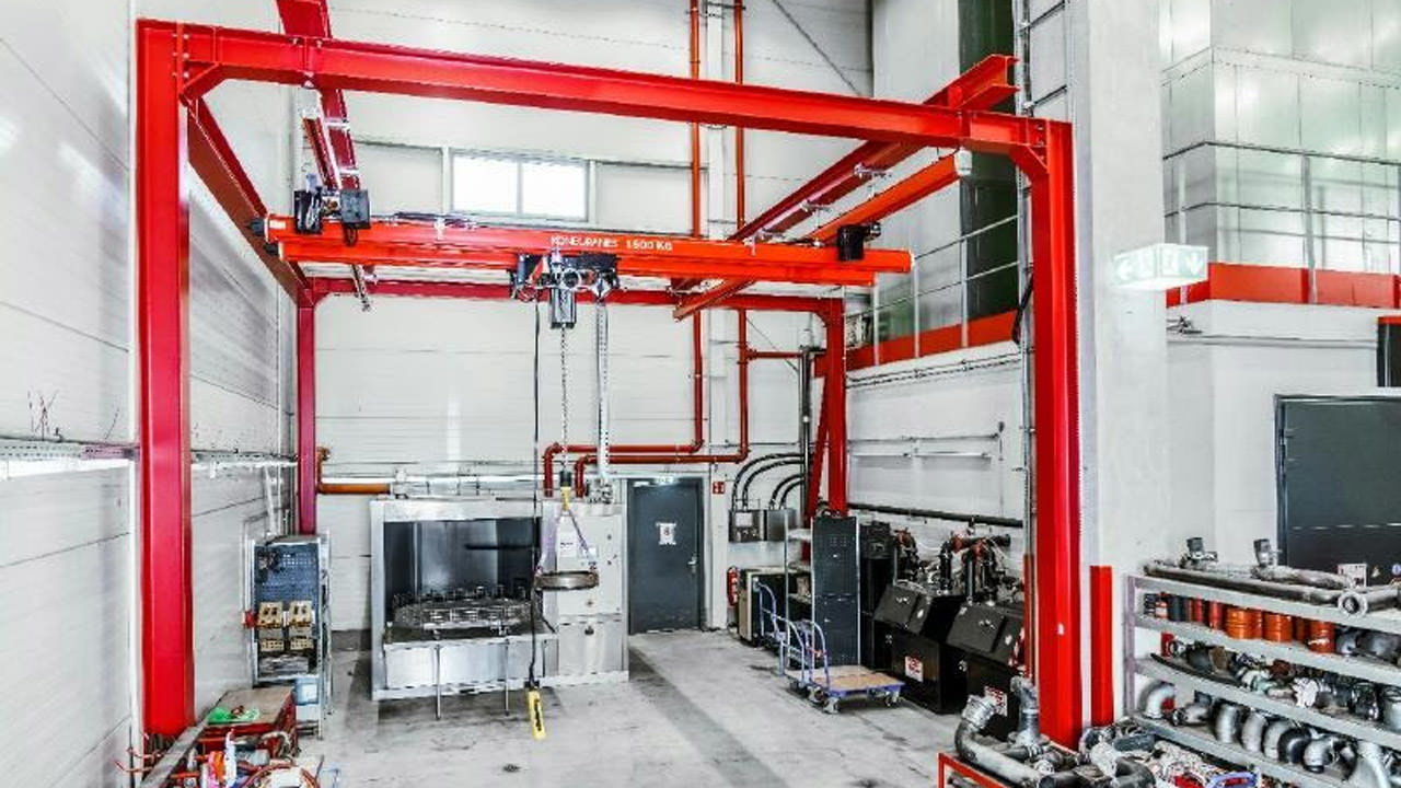 KBK crane system for engine overhaul at Cummins Germany.