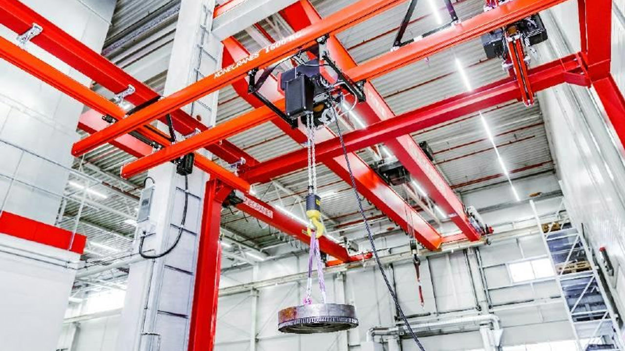 A crane system that, despite supports and installations, fully covers the area and can later be extended to the existing bridge cranes. (Image source: Konecranes GmbH)