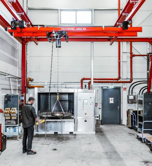 At the Groß-Gerau service center, the material flow has been reorganized, as a new component washing machine will now be a standard step in the overhaul process for the 13–2,600 kW motors. (Image source: Konecranes GmbH)