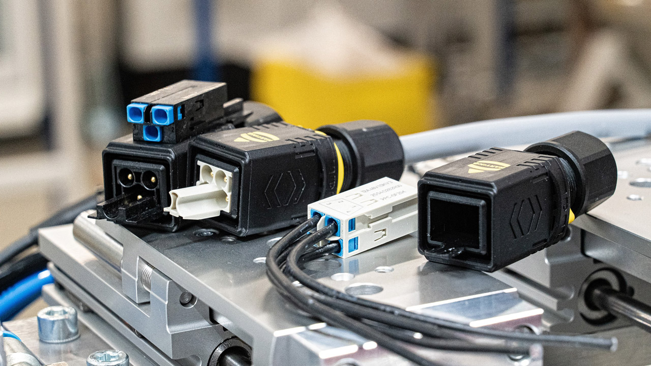 The HARTING PushPull Variant 4 power connectors are now also available with field wireable, fast and toolless Quick-Lock termination technology.
