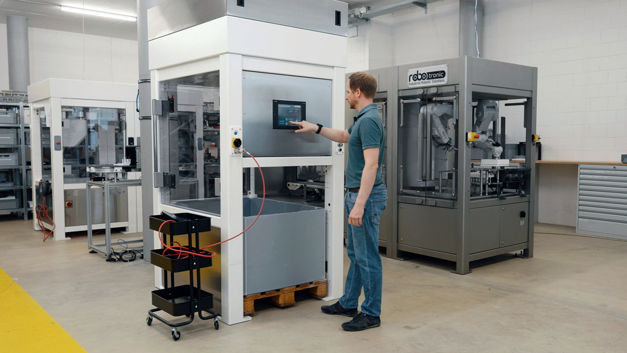 The new low-footprint automated palletising cell developed by Robotronic in partnership with Mitsubishi Electric is designed to help the pharmaceutical industry overcome record-high shortages across Europe.
